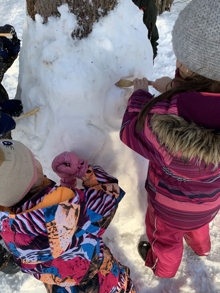 Dem Schnee eine Form geben - Outdoor Kindergeburtstag